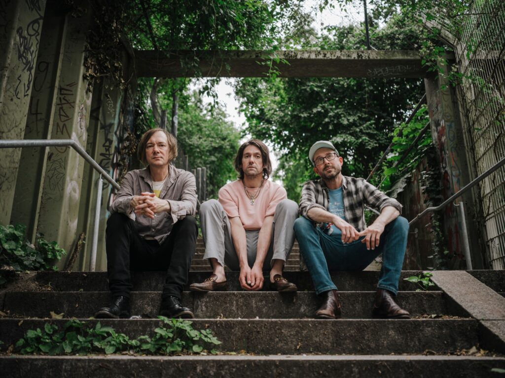 Bright Eyes y Hurray For The Riff Raff se unen en "Dyslexic palindrome" Bright Eyes