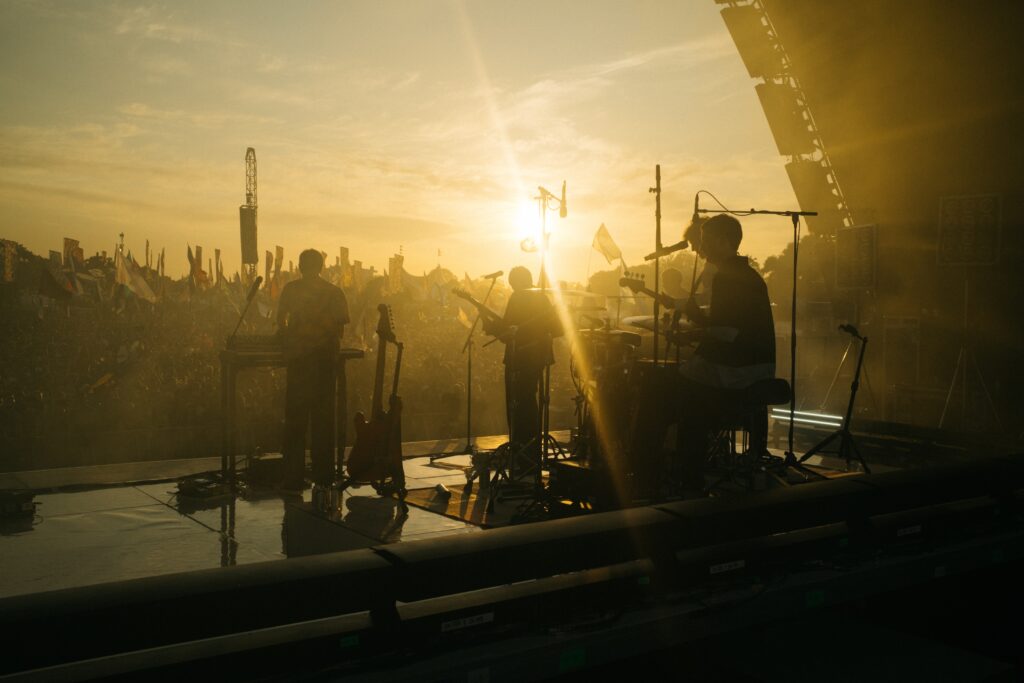 Parcels estrena "Summerinlove", un viaje nostálgico al am Parcels Glastonbury