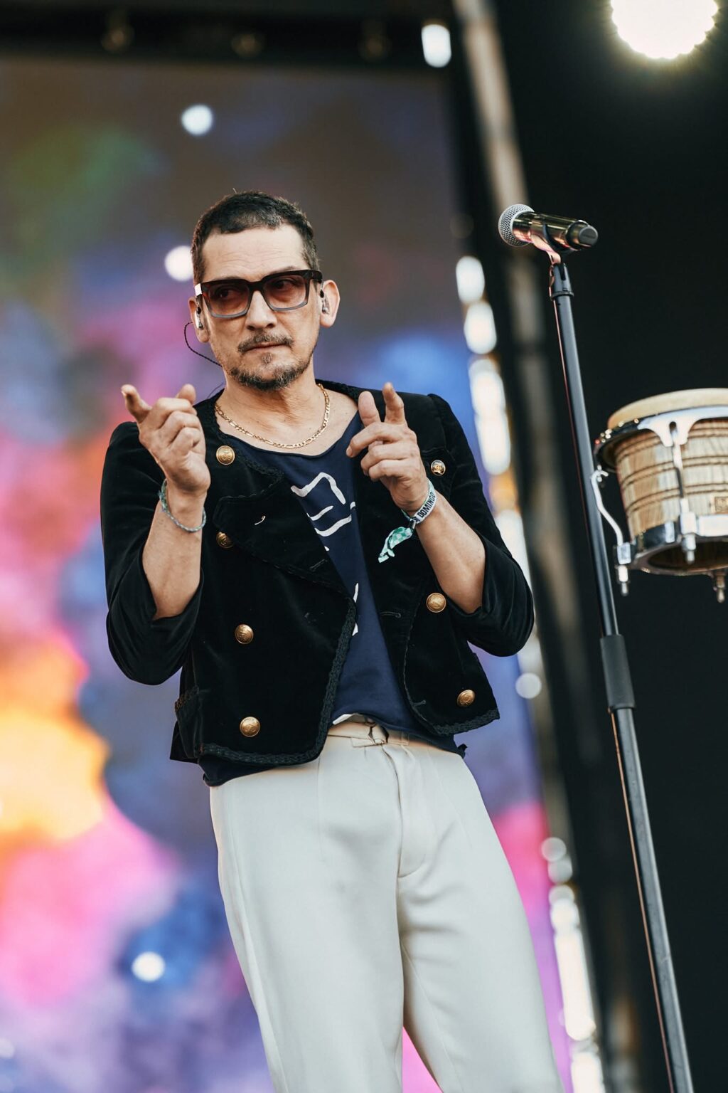 León Larregui sorprende con estreno de "Moretón de amor" y "Dau Fab" León Larregui