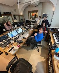 León Larregui (al fondo a la derecha) junto a los productores de su próximo álbum.