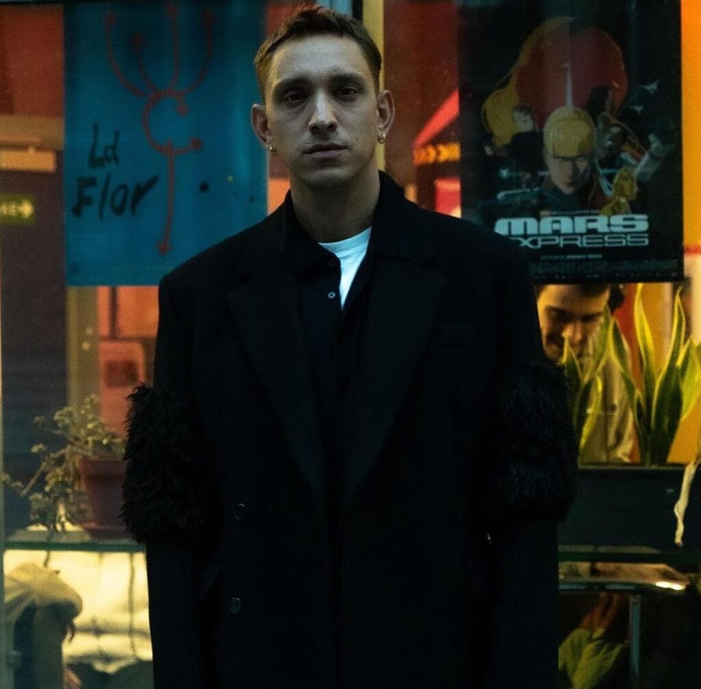 Oliver Sim rompe esquemas con "Obsession" Oliver Sim