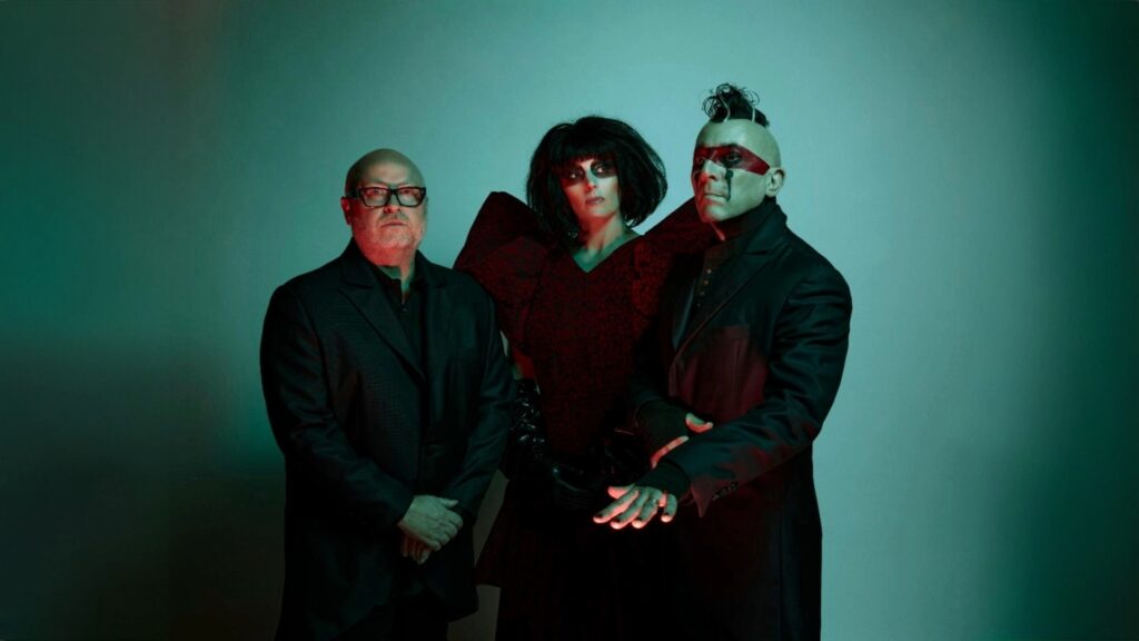 Puscifer desata la locura en "Self evident" Puscifer