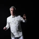 David Byrne y Brian Eno cuestionan la identidad social en "T shirt" David Byrne