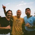 Jack Johnson y Hermanos Gutiérrez forjan una nueva ruta sonora en "Hold on to the light" Jack Johnson Hermanos Gutiérrez