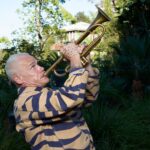 Flea reimagina el minimalismo de Frank Ocean en "Thinkin bout you" Flea