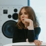 PJ Harvey musicaliza los límites del universo con "Voyager" PJ Harvey