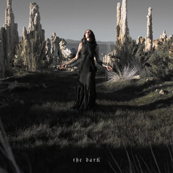 El ritual de sanación de Chelsea Wolfe toma forma en "Cold" Chelsea Wolfe The Dark