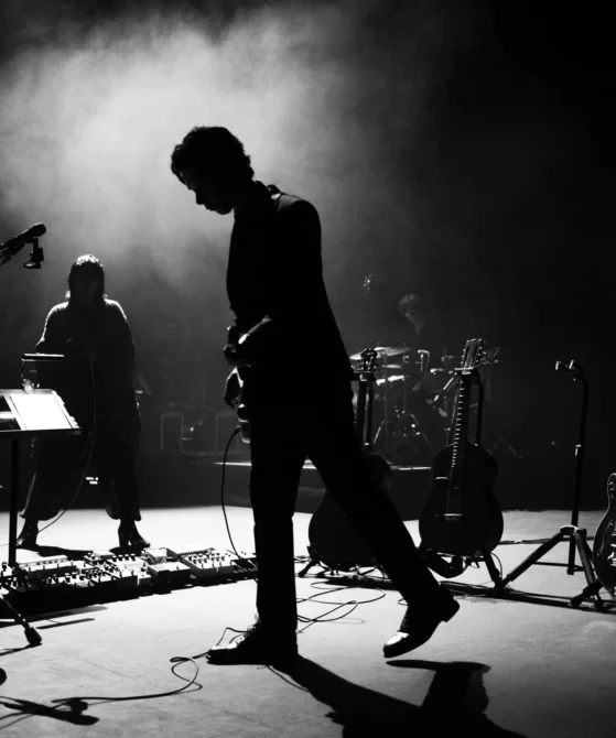 Yeah Yeah Yeahs se reinventan en "Hidden in Pieces" YYYs_6